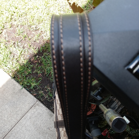 LADIES HANDBAG BY GUCCI - Picture 5 of 7